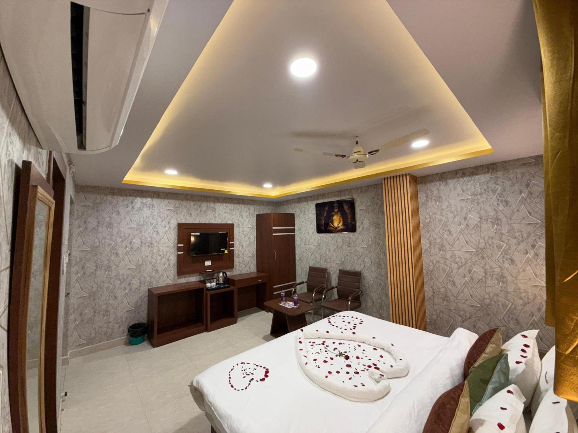 Hotel Golden Crystal Patna  Kültér fotó